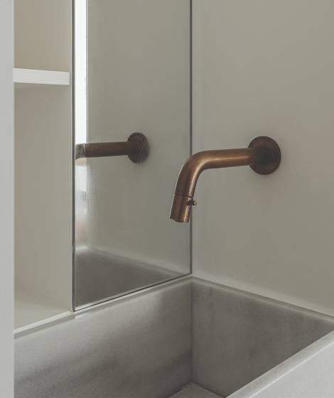Built-in fountain taps